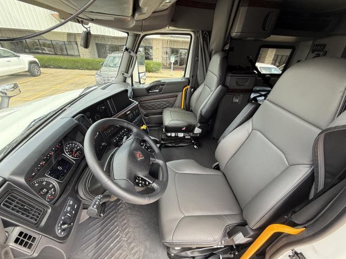 2026 International LT — photo 12