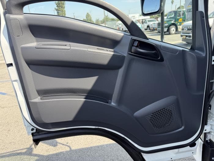 2025 Isuzu NRR — photo 13