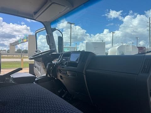 2025 Isuzu NPR — photo 8