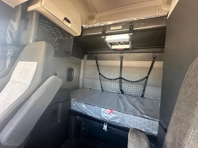 2021 Freightliner Cascadia — photo 3