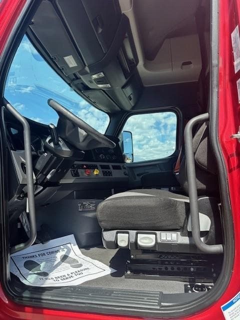 2021 Freightliner Cascadia — photo 10