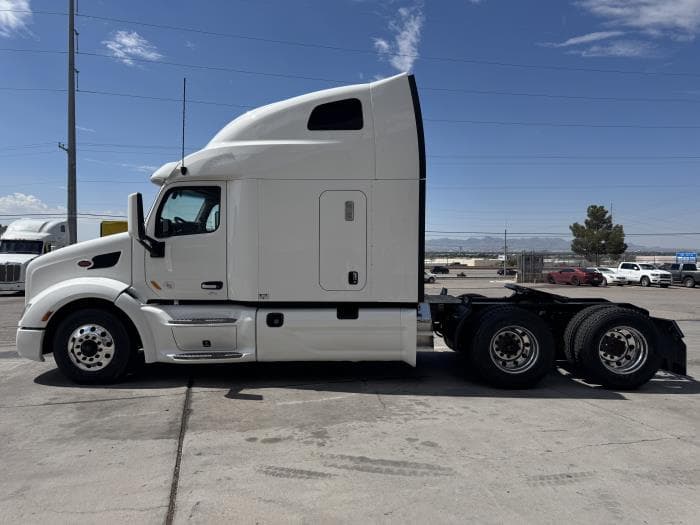 2022 Peterbilt 579 — photo 9