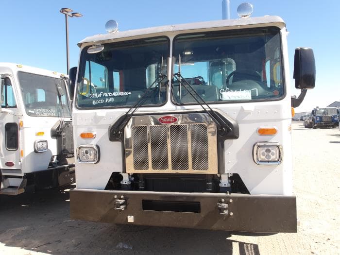 2025 Peterbilt 520 — photo 3