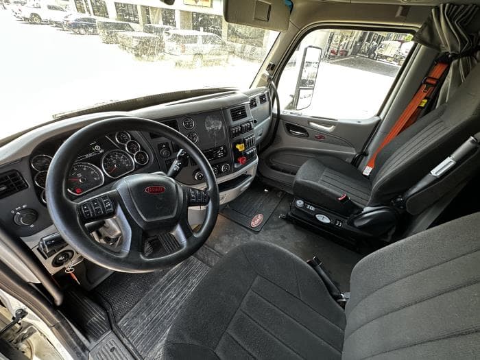 2021 Peterbilt 579 — photo 11