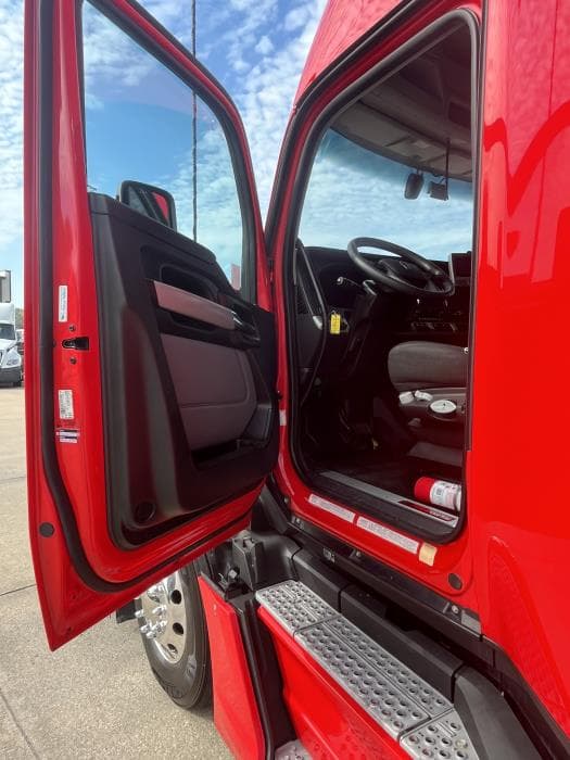 2024 Kenworth T680 — photo 13