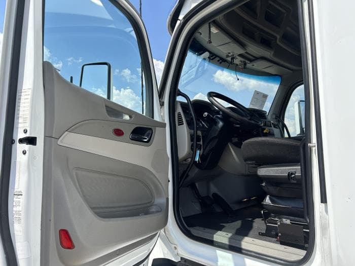 2020 Peterbilt 579 — photo 25