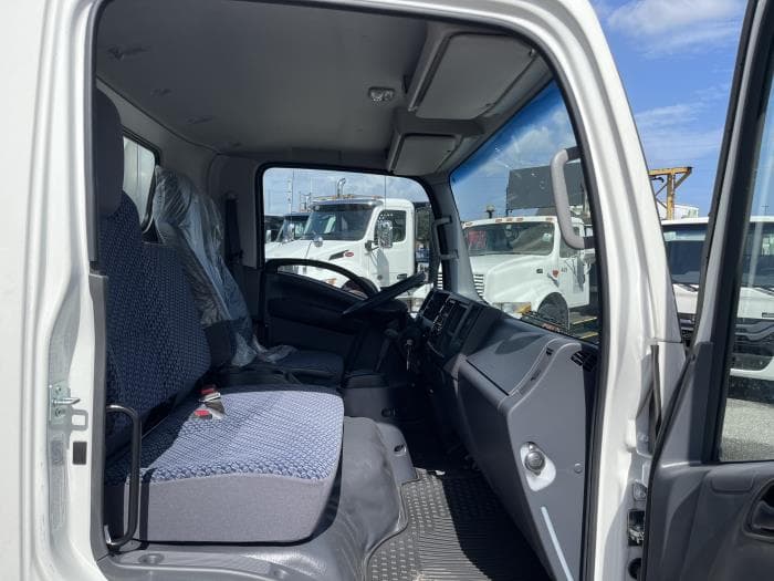 2025 Isuzu NPR — photo 8