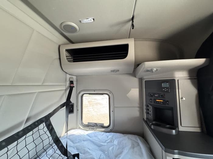 2026 Peterbilt 567 — photo 11