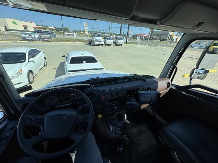 2025 Hino L7 — photo 28