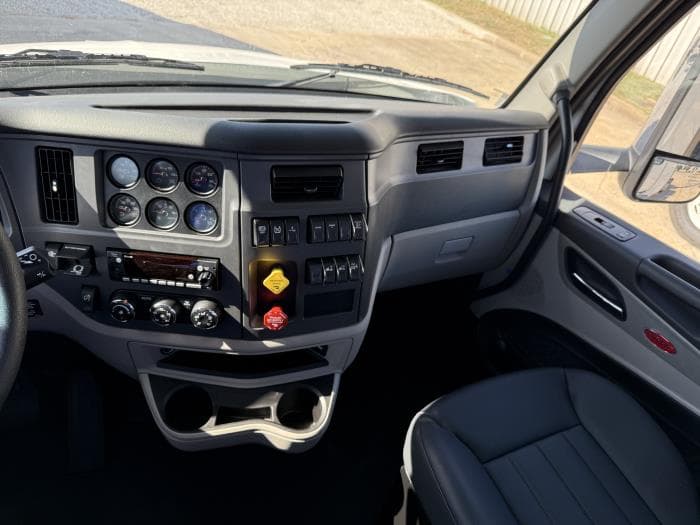 2026 Peterbilt 579 — photo 16