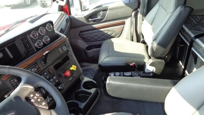 2026 International LT — photo 16