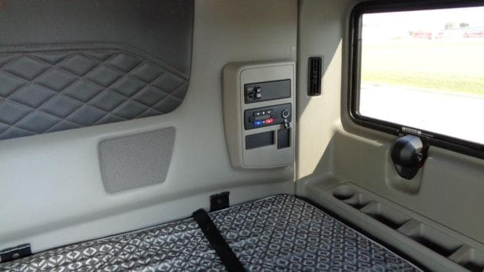 2026 International LT — photo 17