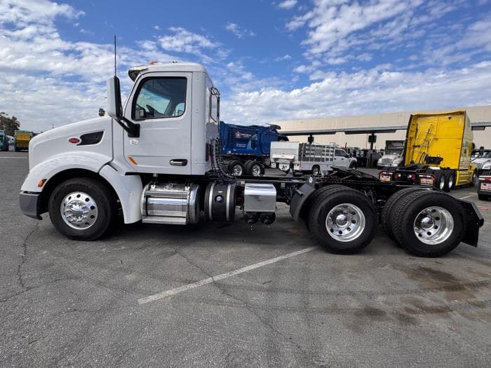 2021 Peterbilt 579 — photo 9