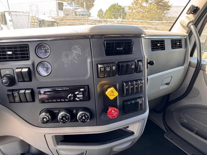 2021 Peterbilt 579 — photo 12