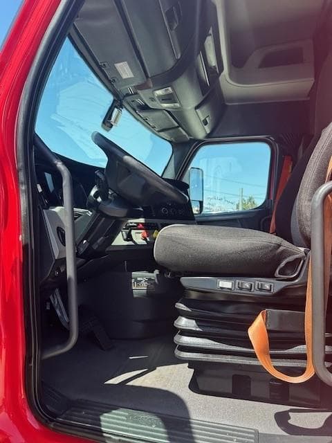 2020 Freightliner Cascadia — photo 5