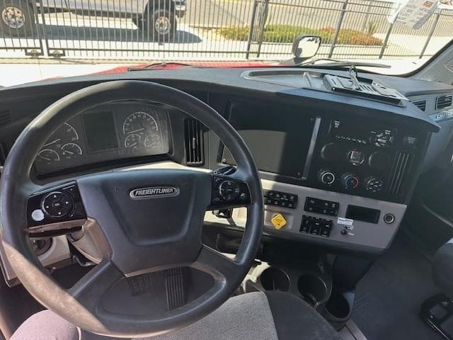 2020 Freightliner Cascadia — photo 6