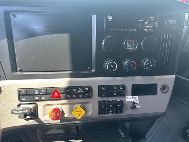 2020 Freightliner Cascadia — photo 8