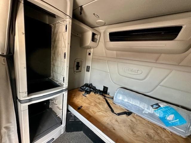 2022 Peterbilt 579 — photo 16