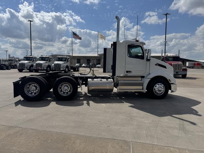 2026 Peterbilt 579 — photo 8