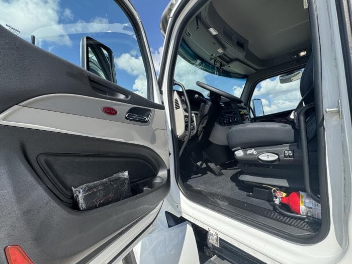 2026 Peterbilt 579 — photo 13