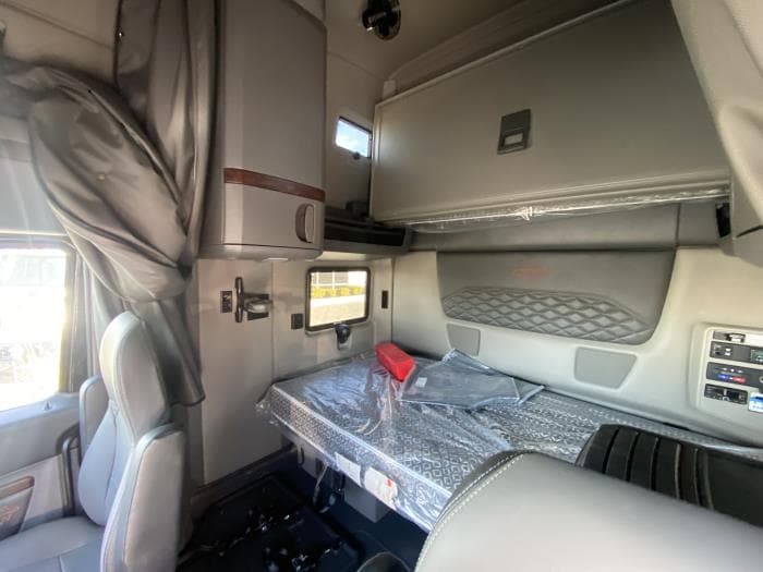 2026 International LT — photo 10