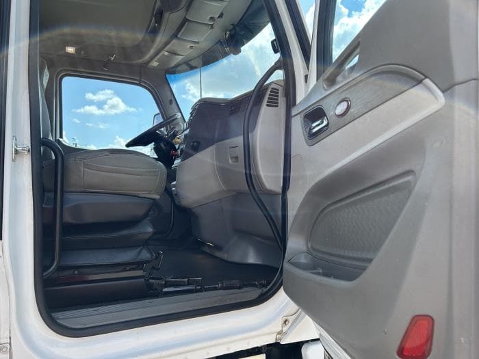 2020 Peterbilt 567 — photo 23