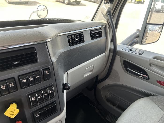 2020 Peterbilt 567 — photo 29