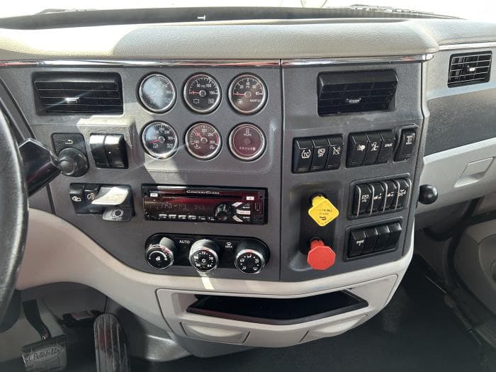 2020 Peterbilt 567 — photo 30
