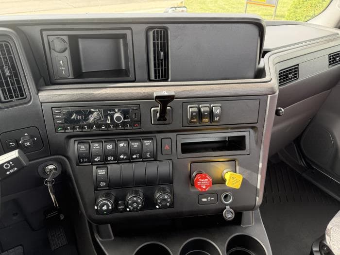 2026 International LT — photo 9