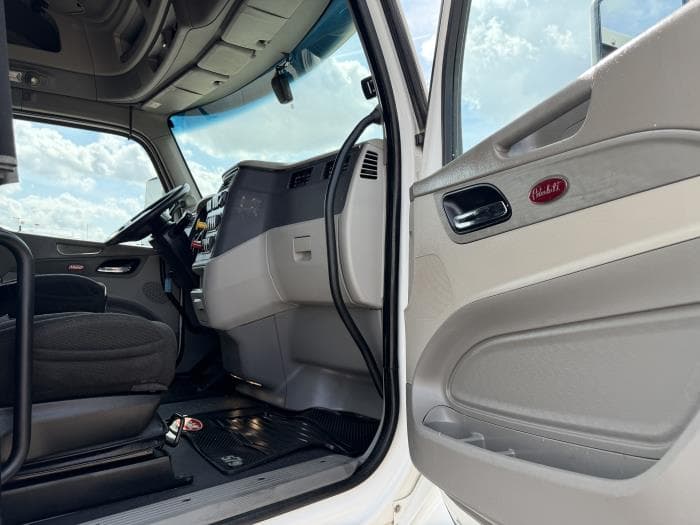 2021 Peterbilt 579 — photo 23