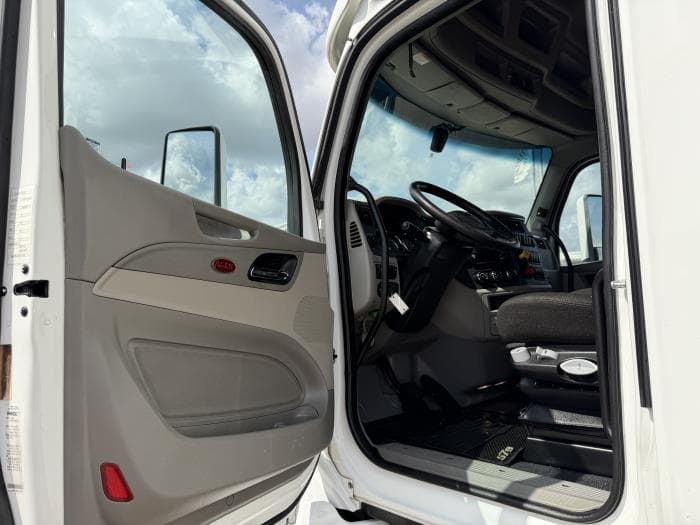 2021 Peterbilt 579 — photo 25