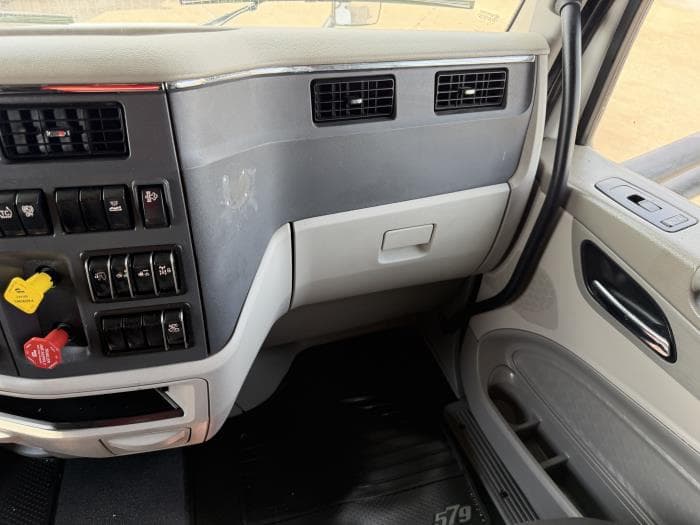 2021 Peterbilt 579 — photo 37