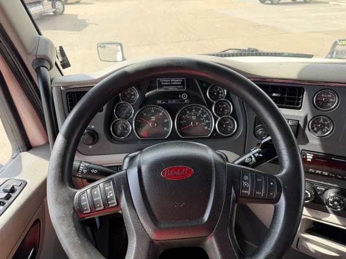 2021 Peterbilt 579 — photo 39