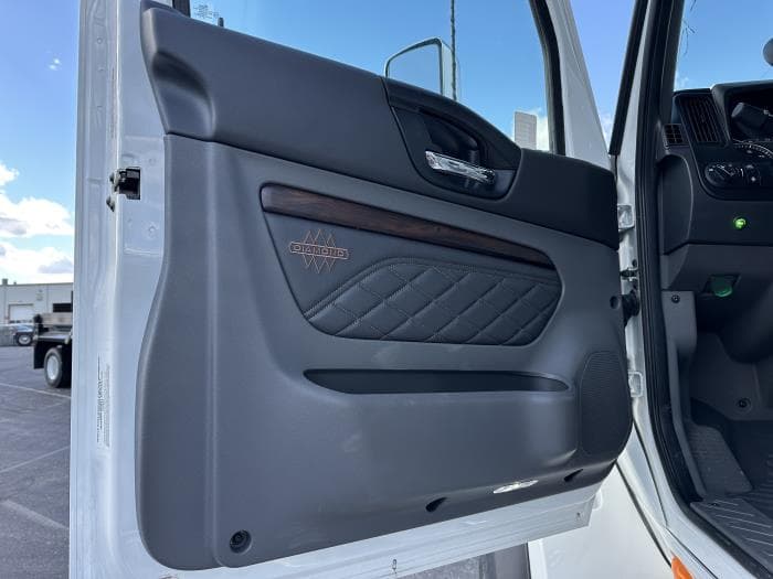 2026 International HX — photo 8