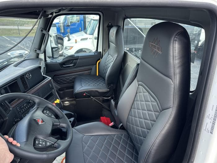 2026 International HX — photo 9