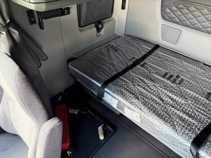 2026 International LT — photo 10