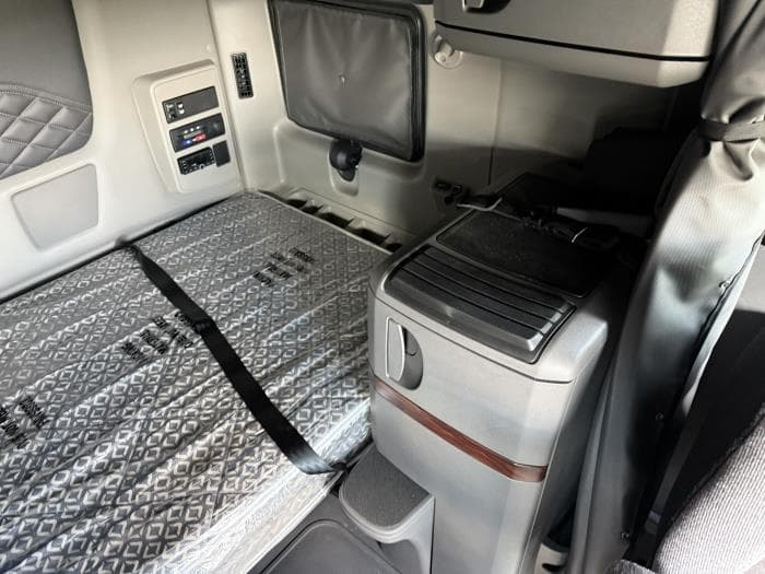 2026 International LT — photo 11