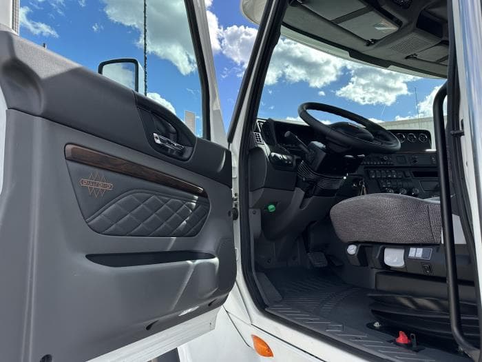 2026 International HX — photo 8