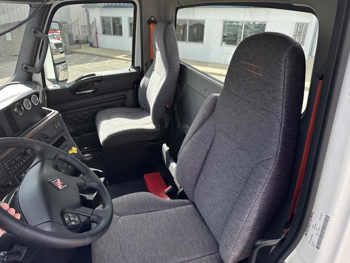 2026 International HX — photo 9