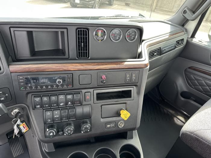 2026 International HX — photo 10