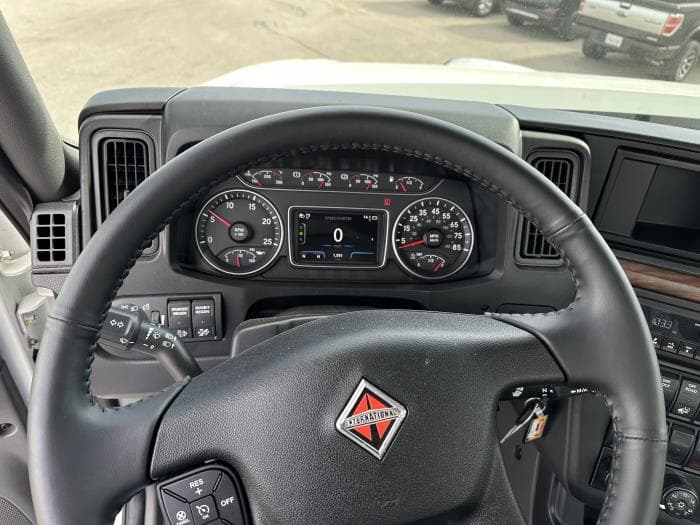 2026 International HX — photo 11