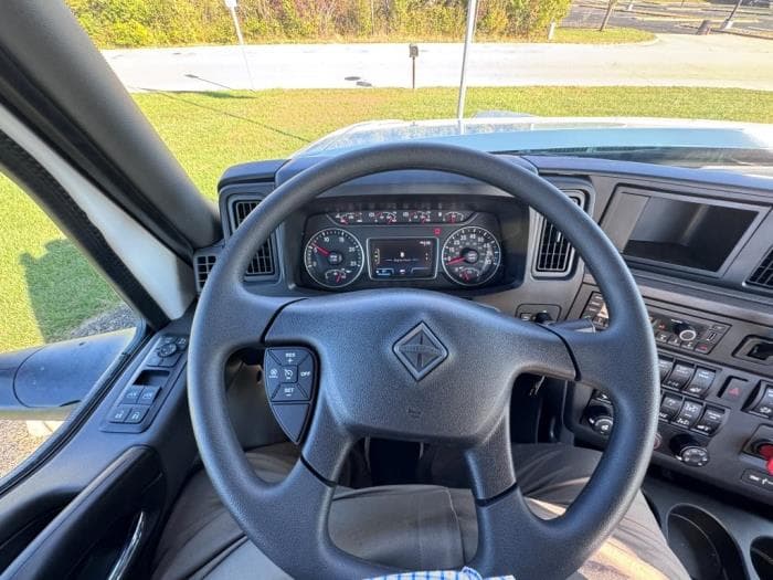 2026 International HX — photo 14