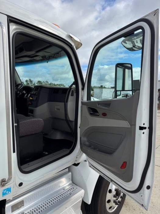 2020 Peterbilt 579 — photo 12