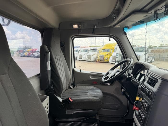 2021 Peterbilt 567 — photo 24