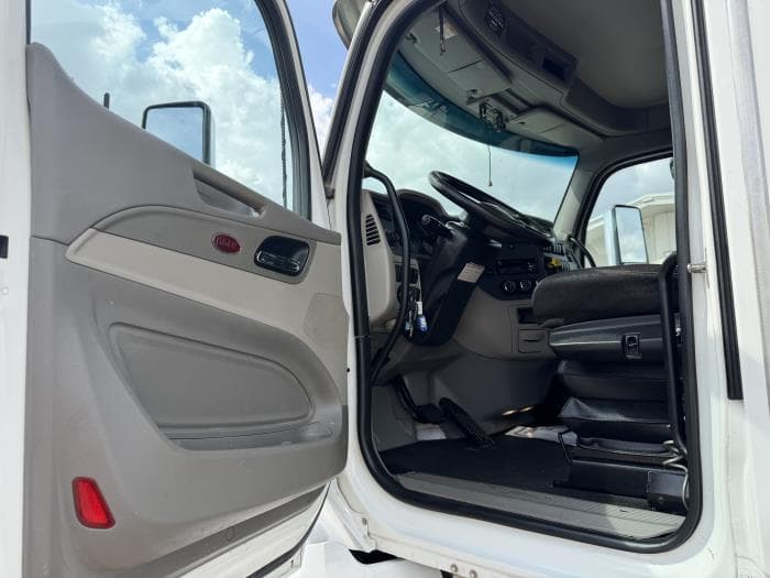 2021 Peterbilt 567 — photo 25