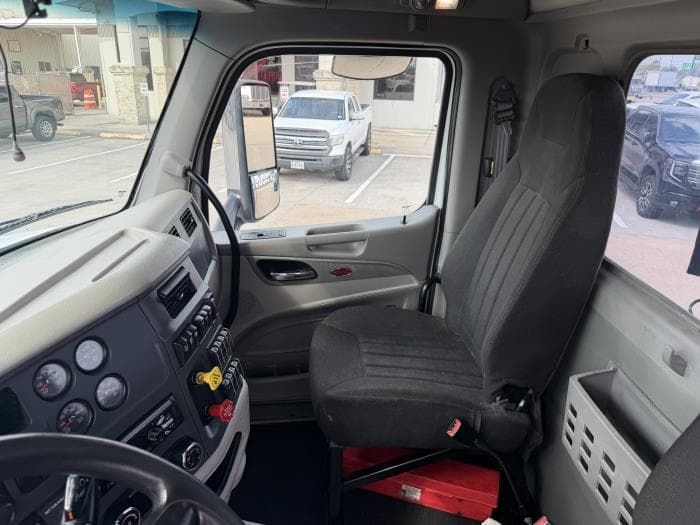 2021 Peterbilt 567 — photo 26