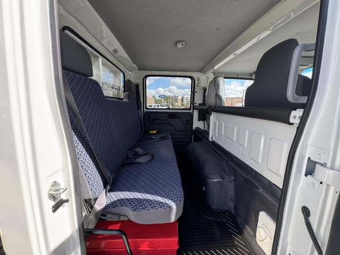 2026 Isuzu NPR — photo 18