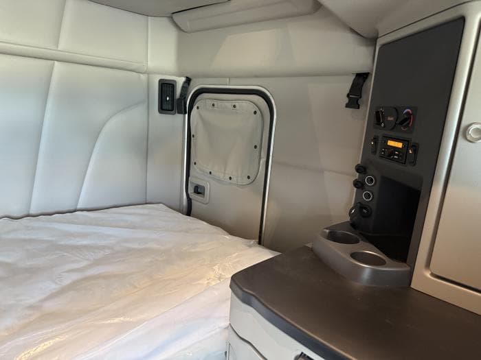 2026 Peterbilt 579 — photo 42