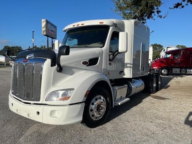 2022 Peterbilt 579 — photo 2