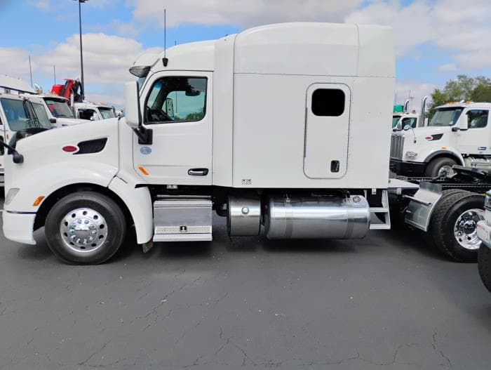 2022 Peterbilt 579 — photo 9